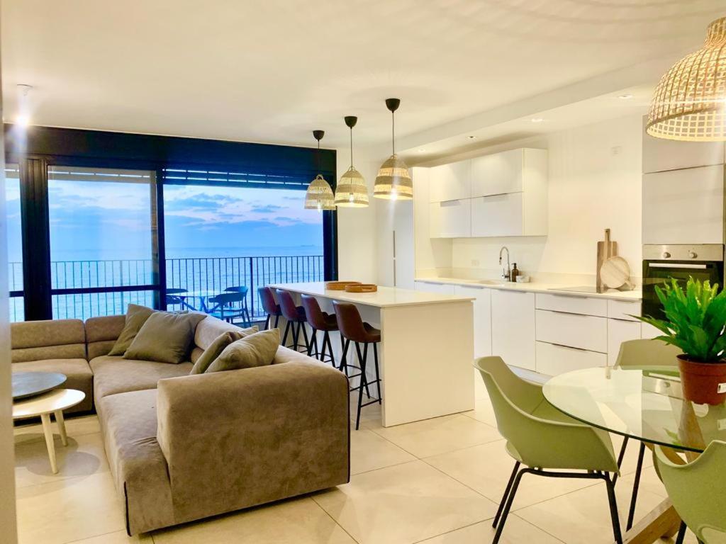 Beach Place Apartments Хайфа Екстериор снимка